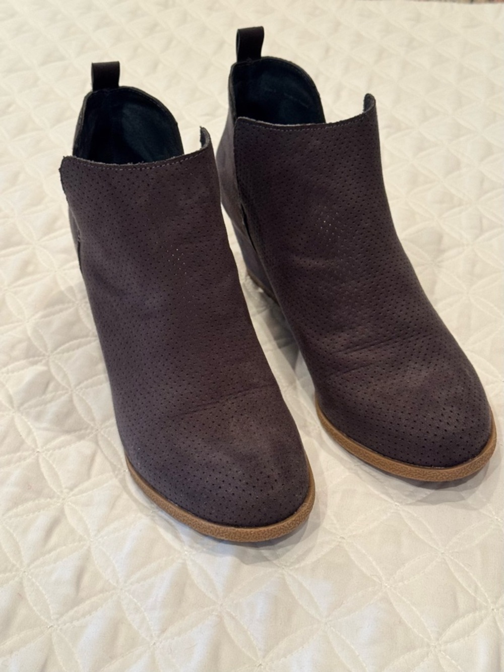 DV8 Dolce Vita Charcoal Gray Perforated Faux Suede Wedge Heel Ankle Booties Sz 8